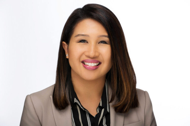 10 Tips for a Professional Headshot: What to Wear and More )